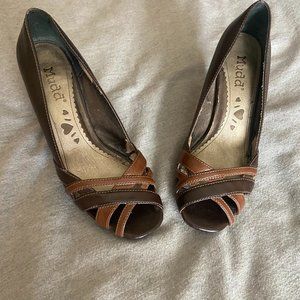 Mudd Brown Pumps